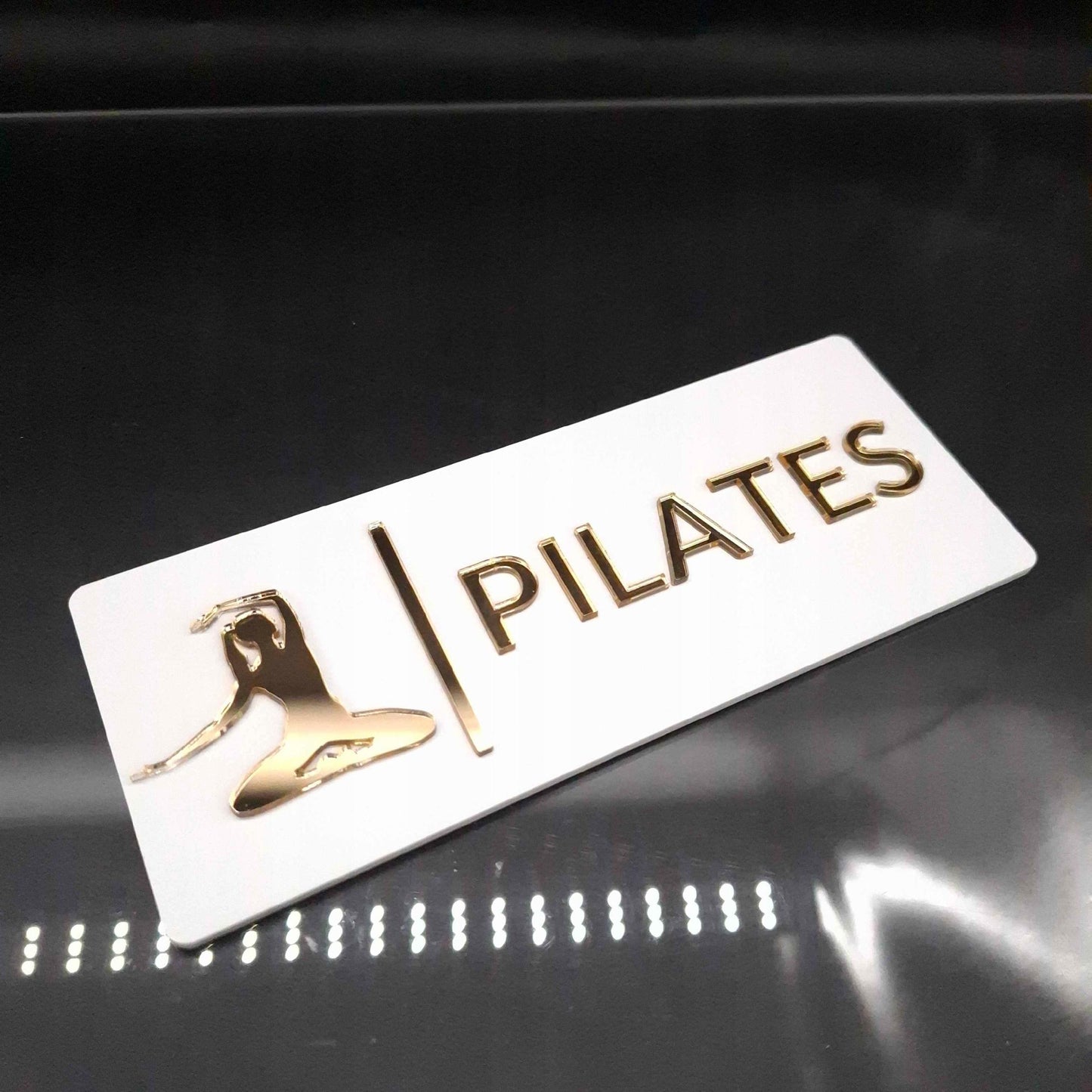 TABLICZKA NA DRZWI Z NAPISEM PILATES DLA SZKÓŁ PILATESU JOGI SPA WELLNESS