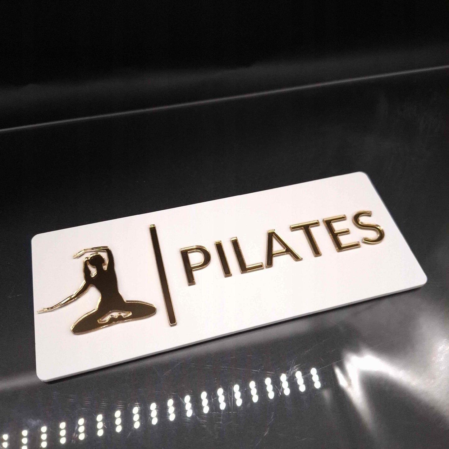 TABLICZKA NA DRZWI Z NAPISEM PILATES DLA SZKÓŁ PILATESU JOGI SPA WELLNESS