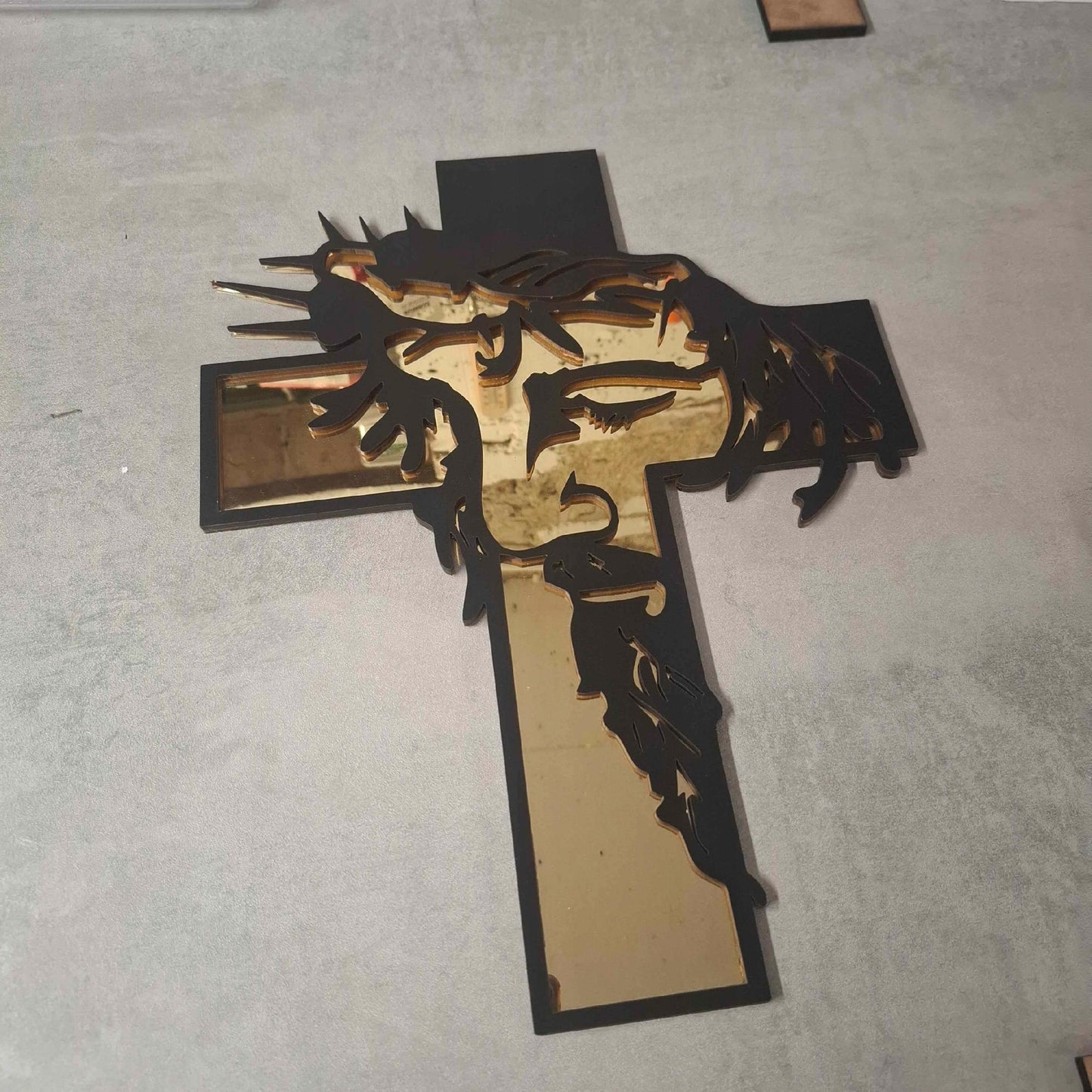 KRZYŻ KRZYŻYK Z JESUZEM JEZUS CHRYSTUS NA ŚCIANĘ OBRAZ RELIGIJNY AŻUROWY