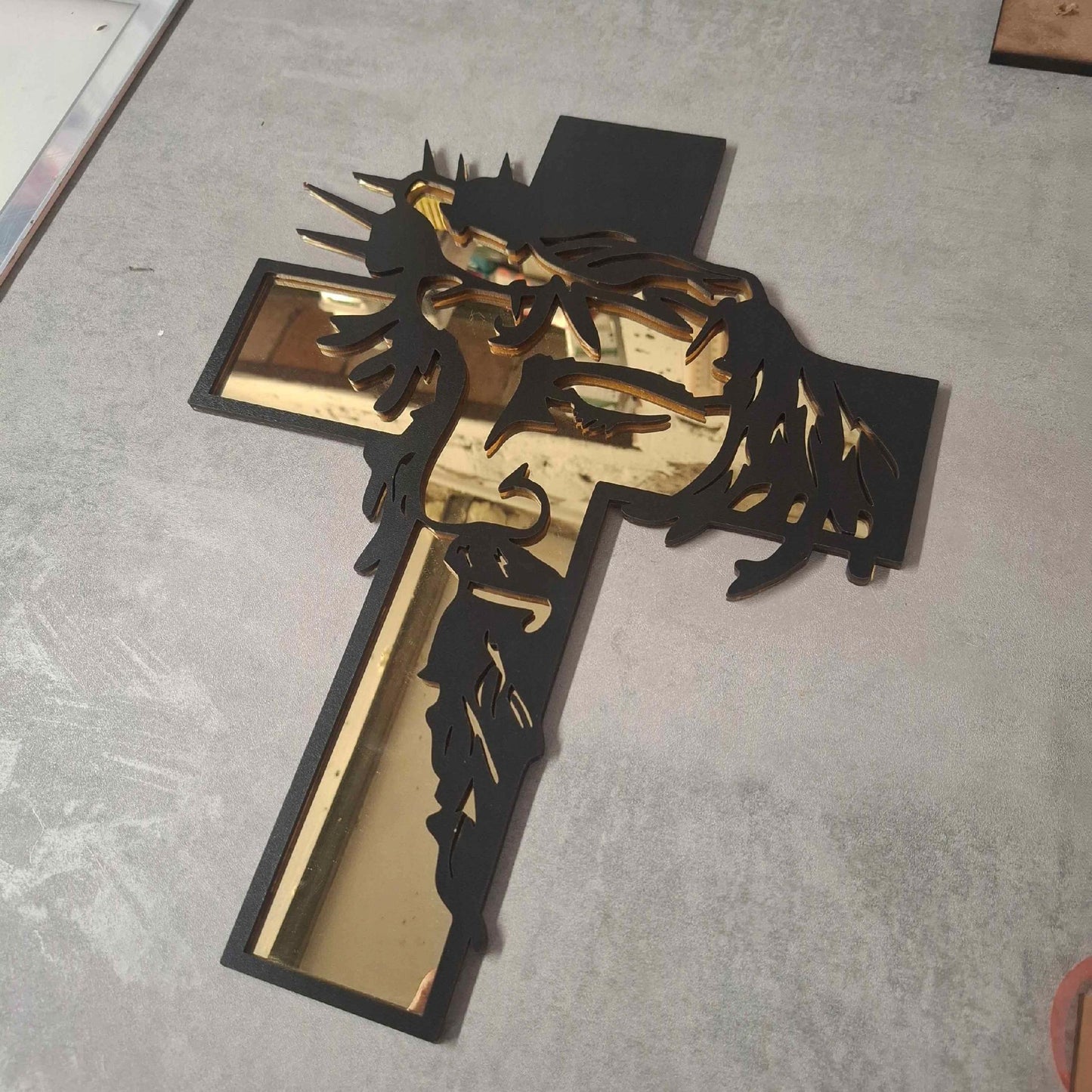 KRZYŻ KRZYŻYK Z JESUZEM JEZUS CHRYSTUS NA ŚCIANĘ OBRAZ RELIGIJNY AŻUROWY