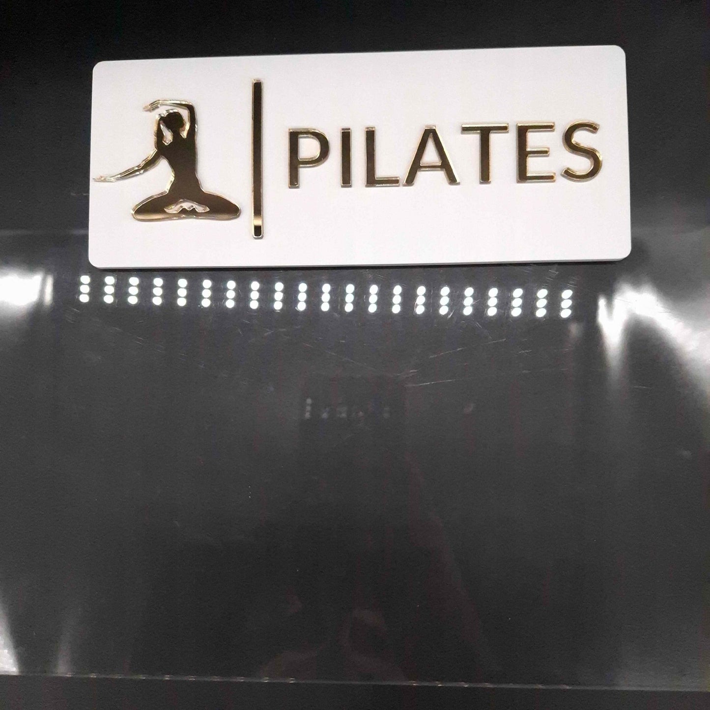 TABLICZKA NA DRZWI Z NAPISEM PILATES DLA SZKÓŁ PILATESU JOGI SPA WELLNESS