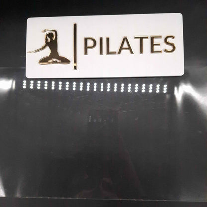 TABLICZKA NA DRZWI Z NAPISEM PILATES DLA SZKÓŁ PILATESU JOGI SPA WELLNESS