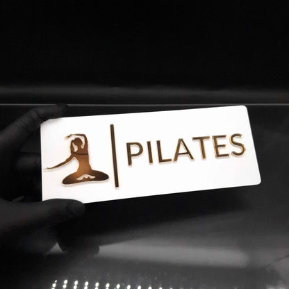 TABLICZKA NA DRZWI Z NAPISEM PILATES DLA SZKÓŁ PILATESU JOGI SPA WELLNESS