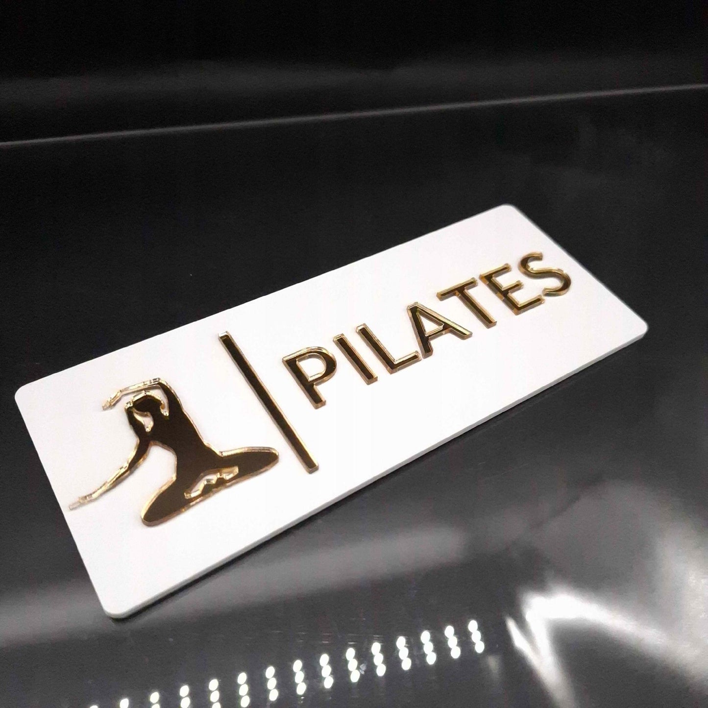 TABLICZKA NA DRZWI Z NAPISEM PILATES DLA SZKÓŁ PILATESU JOGI SPA WELLNESS