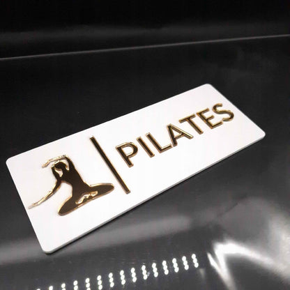 TABLICZKA NA DRZWI Z NAPISEM PILATES DLA SZKÓŁ PILATESU JOGI SPA WELLNESS